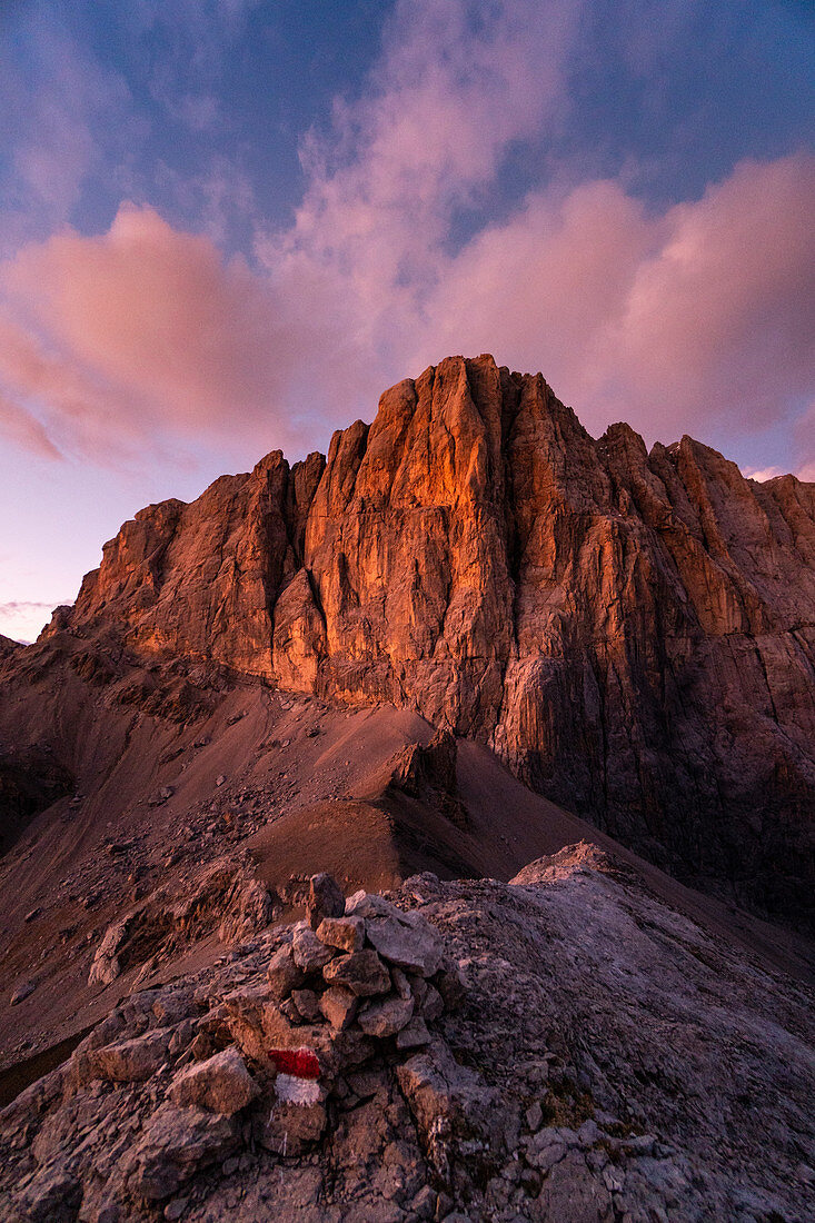 Marmolada Südwand bei Sonnenuntergang vom Ombretta-Berg im Sommer, Canazei, Contrin-Tal, Fassatal, Dolomiten, Trentino-Südtirol, Italien, Europa