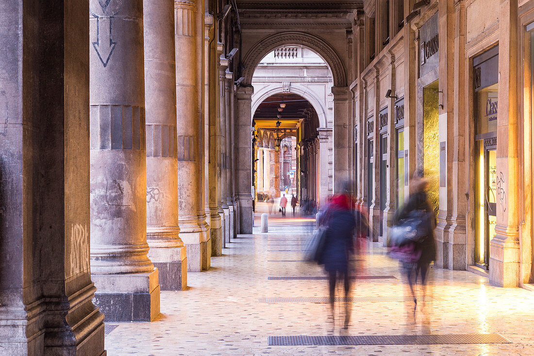 Menschen spazieren entlang des Portico dei Carbonesi, einer der Straßen im Stadtzentrum von Bologna, Bologna, Emilia Romagna, Italien, Europa