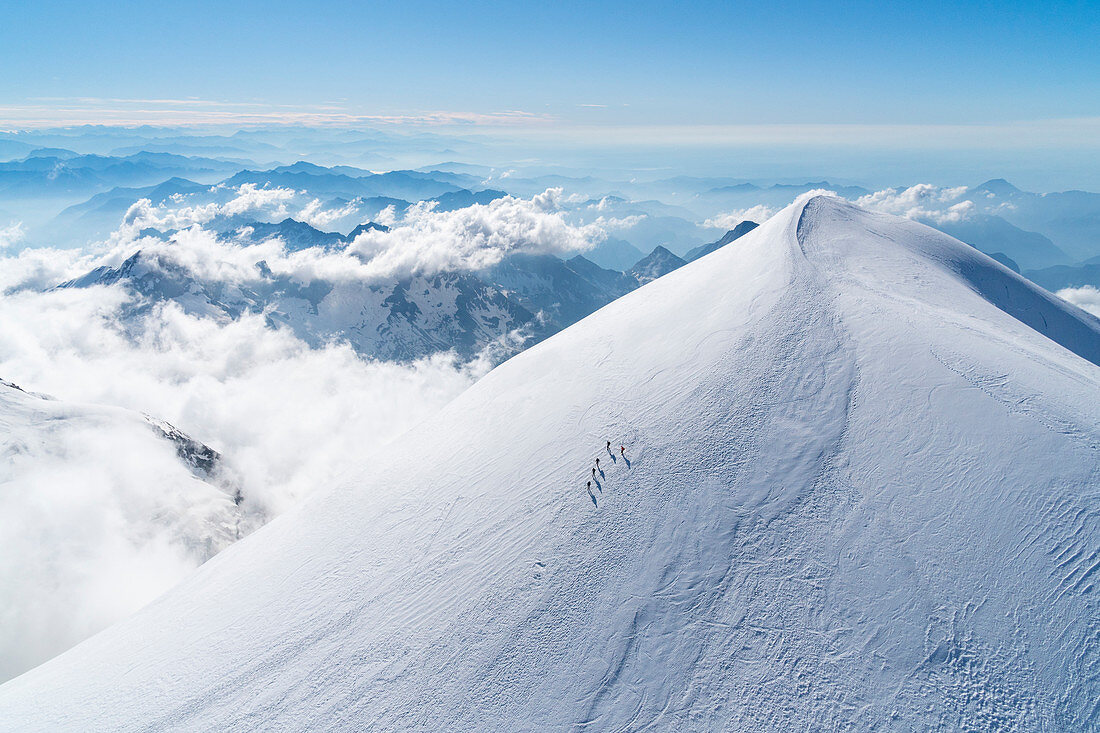 Alpinisten steigen die Vincent-Pyramide ab, eine der 4000 des Monte Rosa in den Alpen, Gressoney, Aostatal, Alpen, Italien, Europa