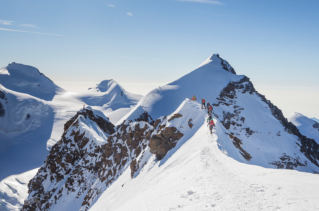Alpinisten entlang am schneebedeckten Liskamm bei der Überquerung der italienischen Alpen, Gressoney, Aostatal, Alpen, Italien, Europa