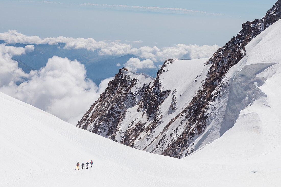 Alpinisten zur Vincent-Pyramide, eine der 4000 des Monte Rose, Gressoney, Aostatal, Alpen, Italien, Europa