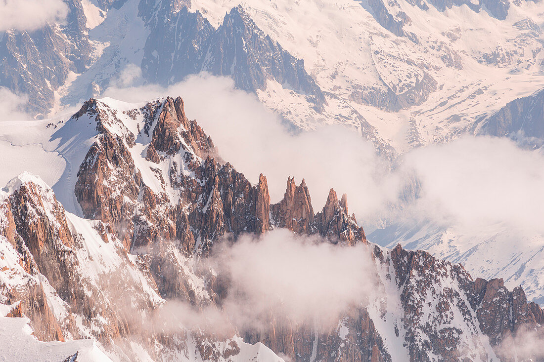 Arete du Diable, der felsige Hochgebirgskamm des Mount Blanc du Tacul, Chamonix, Alpen, Frankreich, Europa