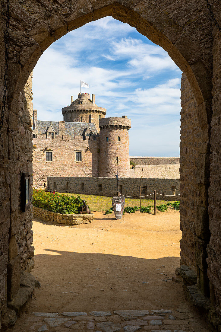 Die Burg Fort la Latte, Cap Fréhel, Sables d'Or les Pinse, Côte d'Armor, Ille-et-Vilaine, Bretagne, Frankreich
