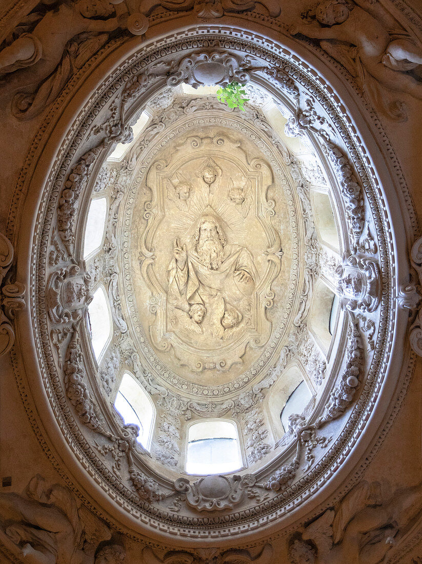 Oberlicht und Rosette auf der Seite der Basilika vom Heiligen Haus in Loreto, Provinz Ancona, Marken, Italien