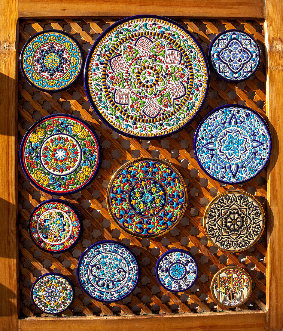 Traditionelle kunsthandwerkliche Teller von Cordoba, Provinz Cordoba, Andalusien, Spanien