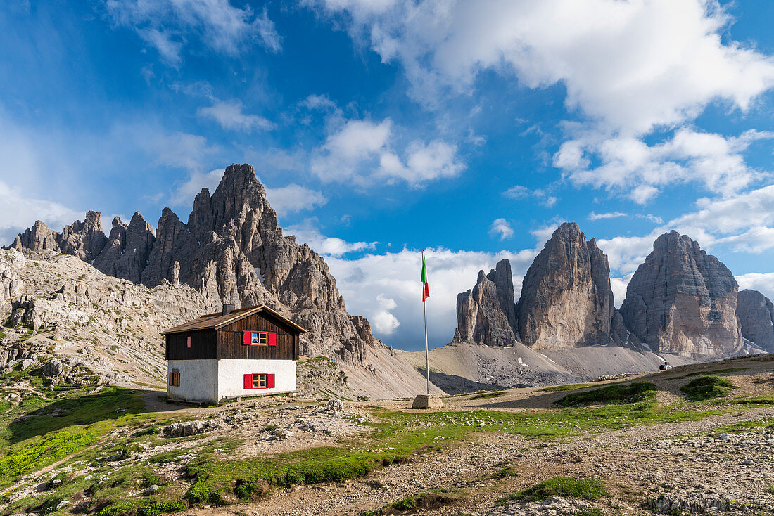 Die Dreizinnenhütte mit Paternkofel und Dreizinnen (Tre cime di Lavaredo) im Hintergrund im Sommer, Sextner Dolomiten, Trentino-Südtirol, Italien