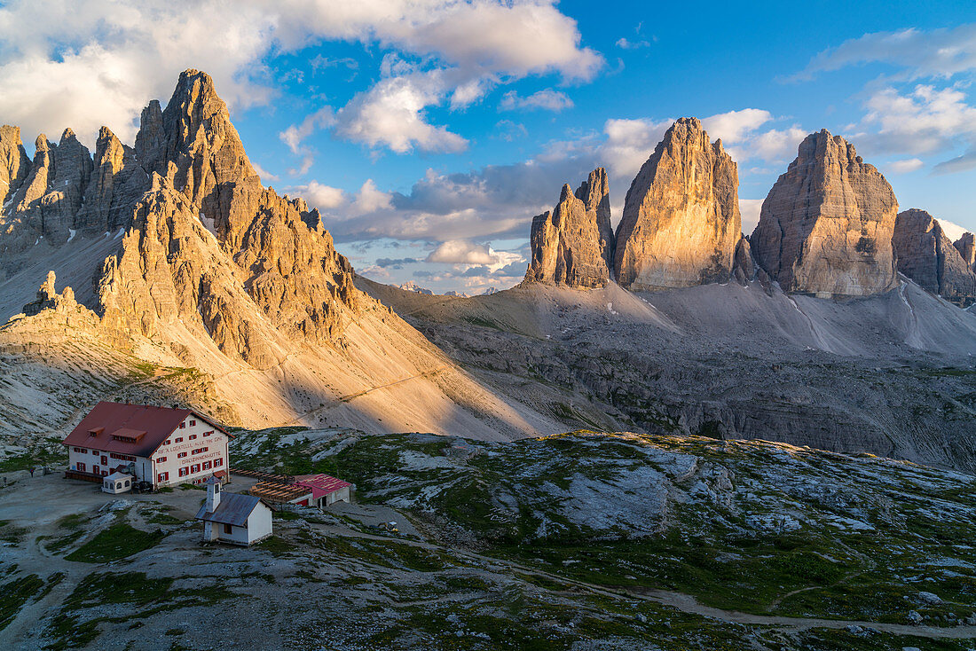 Die Dreizinnenhütte mit Paternkofel und Dreizinnen (Tre cime di Lavaredo) bei Sonnenuntergang im Sommer, Sextner Dolomiten, Trentino-Südtirol, Italien