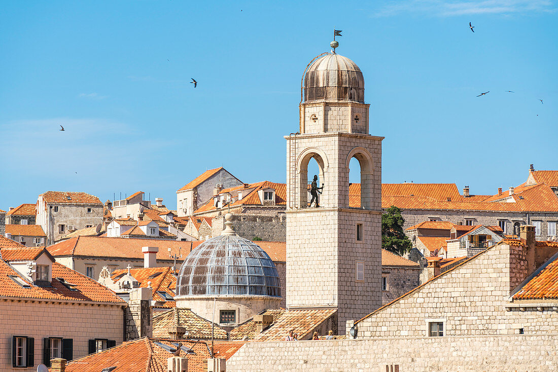Blick auf die Dächer und den Glockenturm in der Altstadt, Dubrovnik, Gespanschaft Dubrovnik-Neretva, Kroatien
