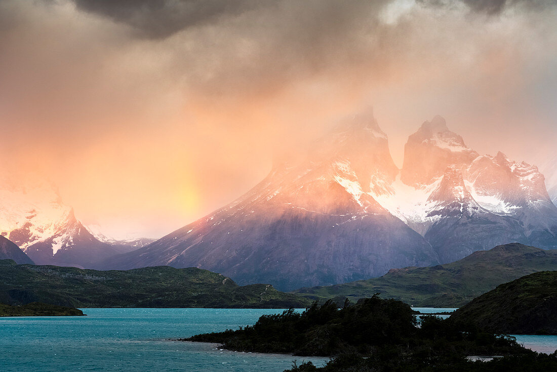 Pehoé-See mit den Hörnern von Paineim Morgengrauen mit Nebel bedeckt, Nationalpark Torres del Paine, Provinz Ultima Esperanza, Region Magallanes, Chile