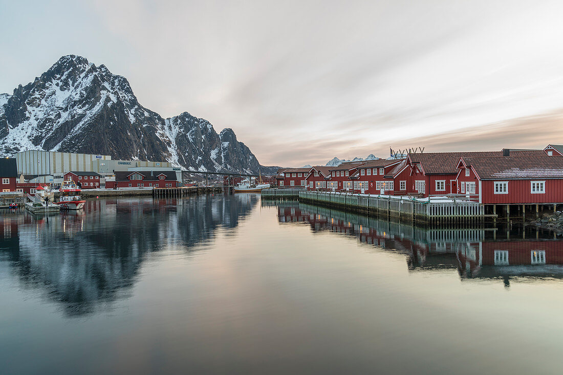 Traditionelle rote Häuser bei Sonnenuntergang im Winter, Svolvaer, Nordland, Region Nordnorwegen, Norwegen