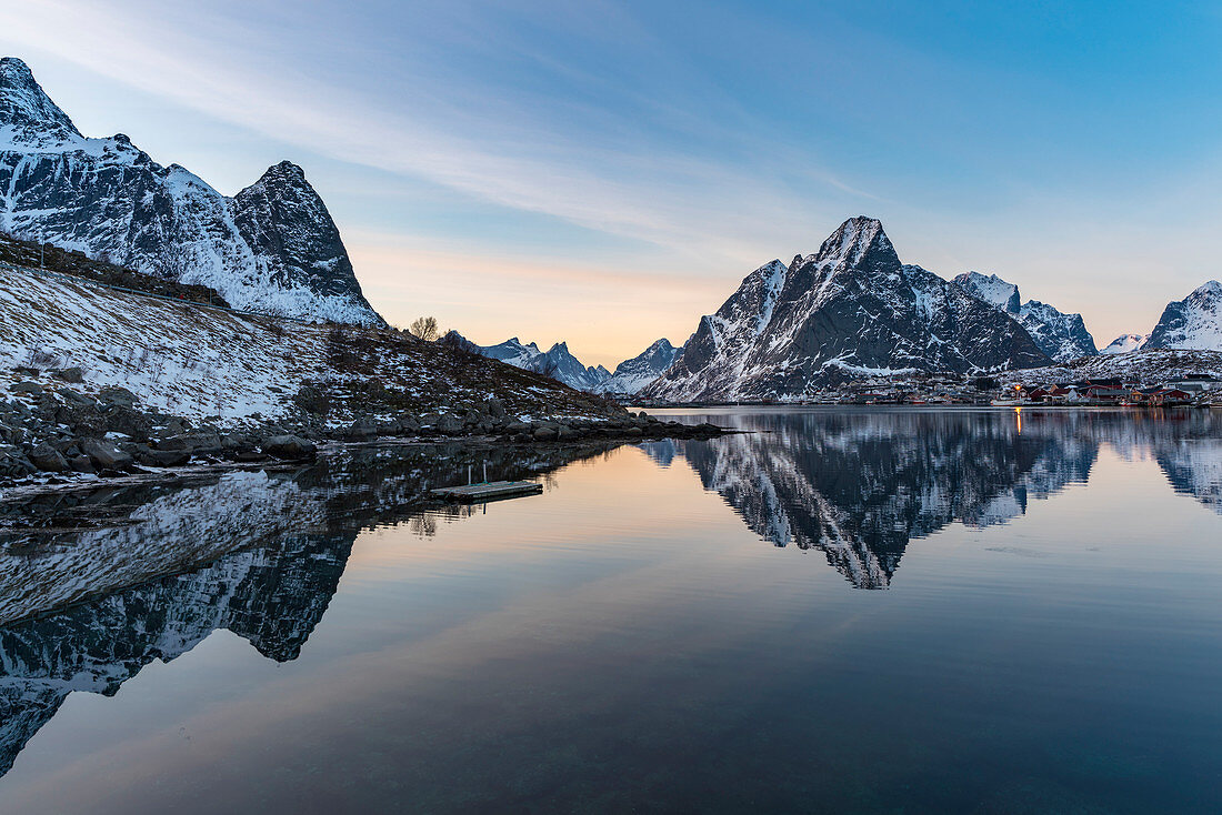 Bergreflexion in der Bucht von Reine bei Sonnenuntergang im Winter, Reine, Nordland, Nordnorwegen, Norwegen