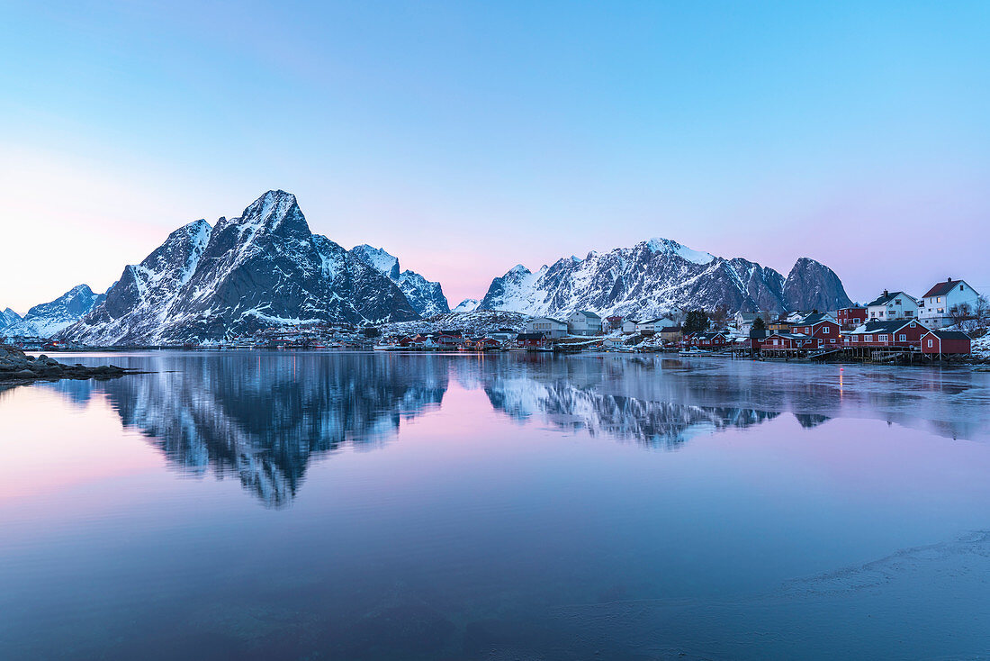 Bergreflexion in der Bucht von Reine bei Sonnenuntergang im Winter, Reine, Nordland, Nordnorwegen, Norwegen