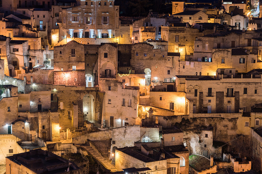 Nahaufnahme von alten Häusern bei Nacht, Stadtteil Sassi, Matera, Region Basilikata, Italien