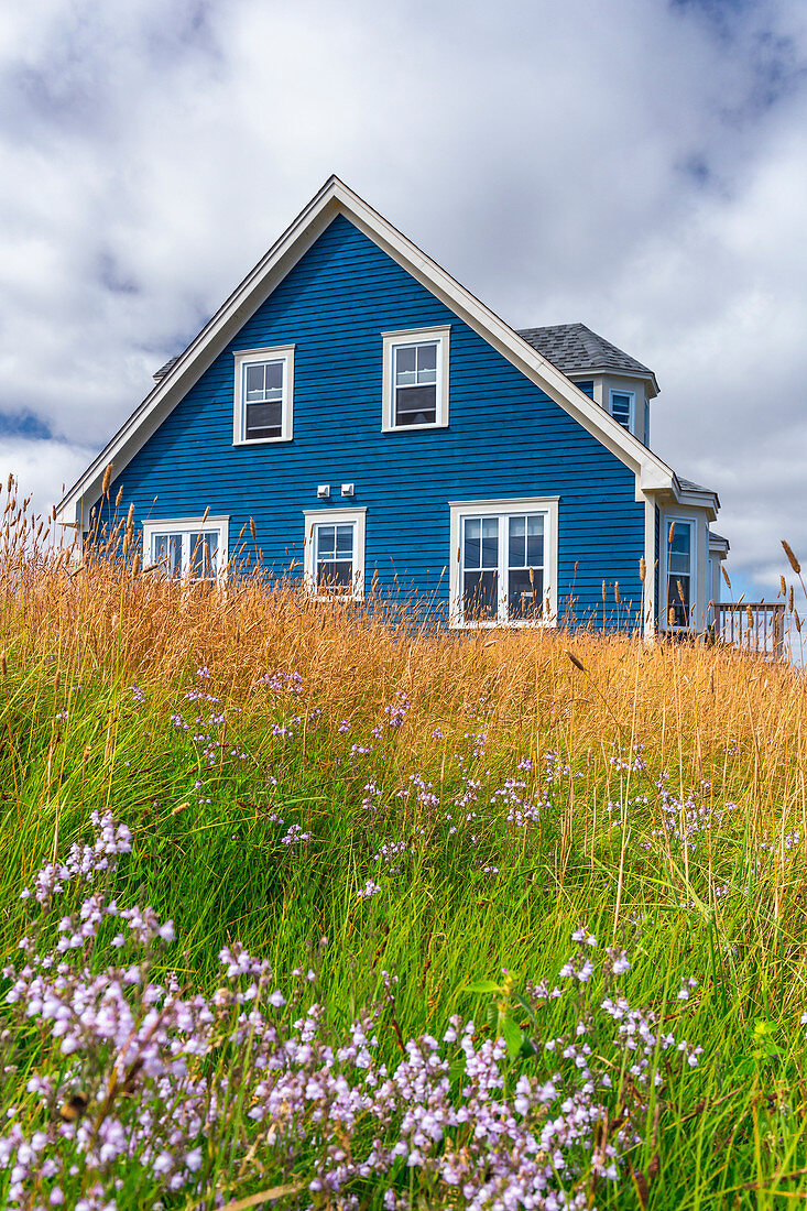 Traditionelles Haus entlang der schroffen Küste von Neufundland, Kanada