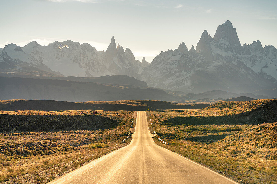 Straße nach El Chalten, mit Fitz Roy Gebirge im Hintergrund bei Sonnenuntergang, El Chalten, Provinz Santa Cruz, Argentinien