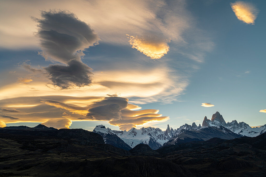 Sonnenuntergang mit Wolken über den Gipfeln von Fitz Roy, El Chalten, Provinz Santa Cruz, Argentinien