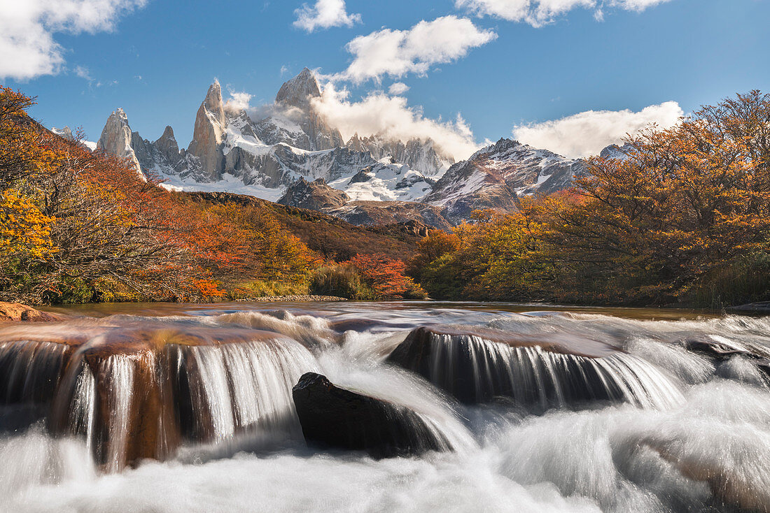 Herbstlandschaft mit Fluss und Fitz Roy Gebirge im Hintergrund, El Chalten, Provinz Santa Cruz, Argentinien