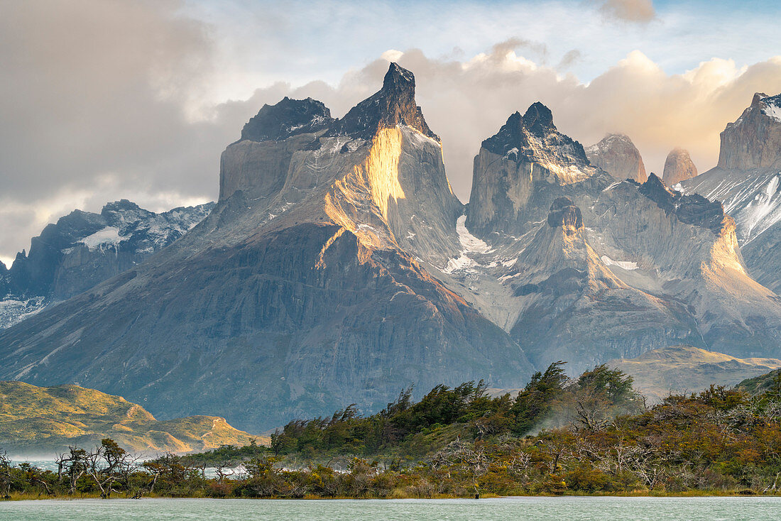 Die Hörner von Paine mit Wolken und Pehoé-See im Vordergrund, Nationalpark Torres del Paine, Provinz Ultima Esperanza, Chile