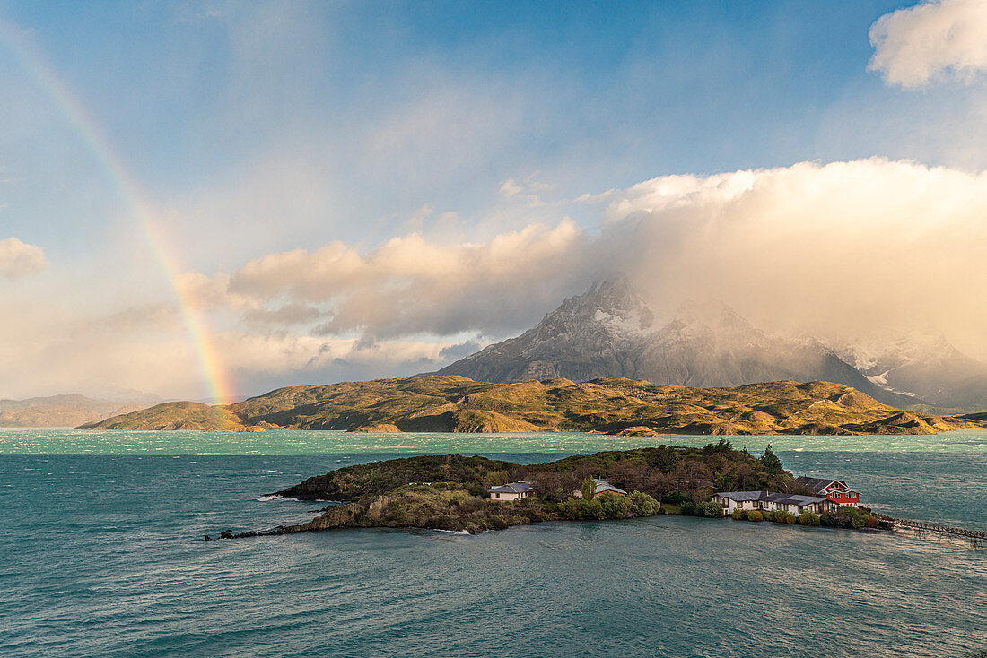Regenbogen über dem Pehoé-See aus erhöhter Sicht, Nationalpark Torres del Paine, Provinz Ultima Esperanza, Chile