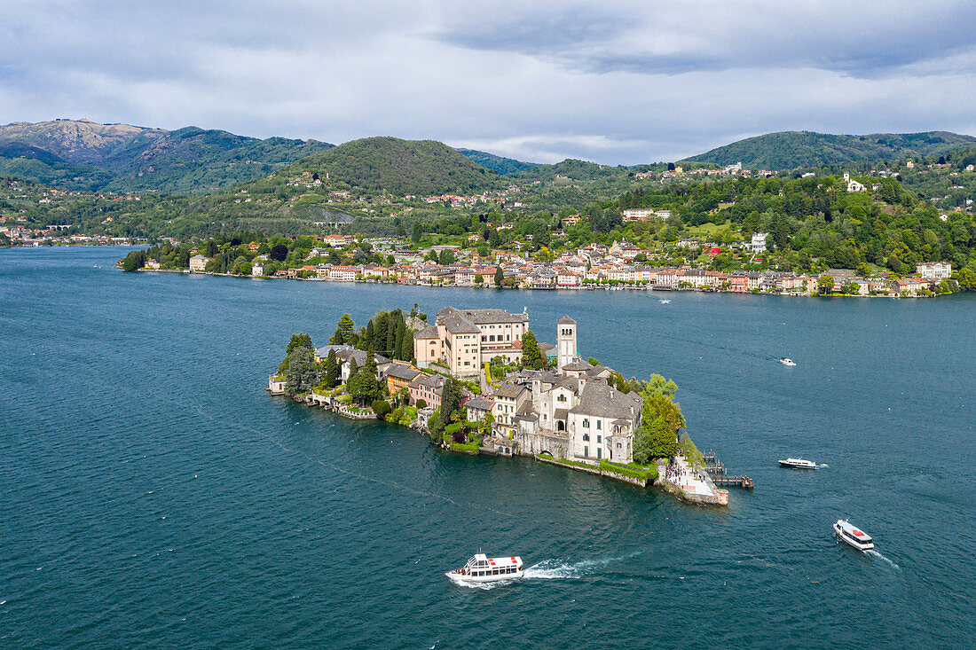 Luftaufnahme von der Insel San Giulio und des Dorfes Orta San Giulio am Ortasee (Orta San Giulio, Ortasee, Provinz Novara, Piemont, Italien, Europa)
