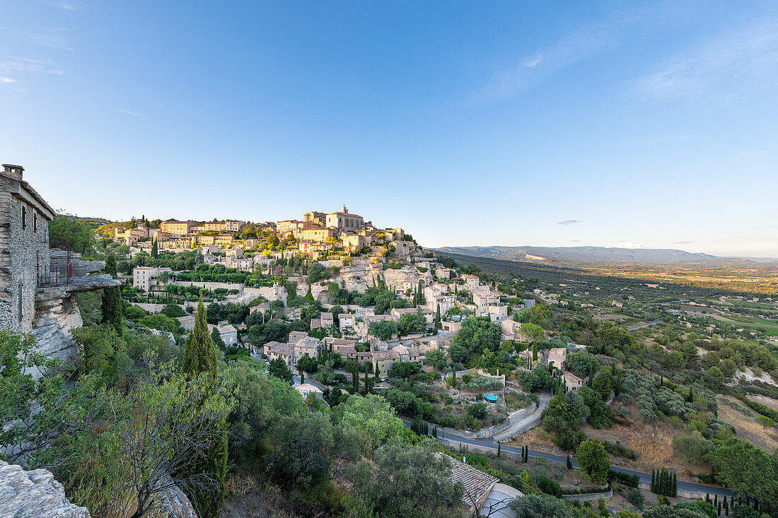 The hilltop village of Gordes at dusk (Apt, Vaucluse department, Provence-Alpes-Côte d'Azur, France, Europe)