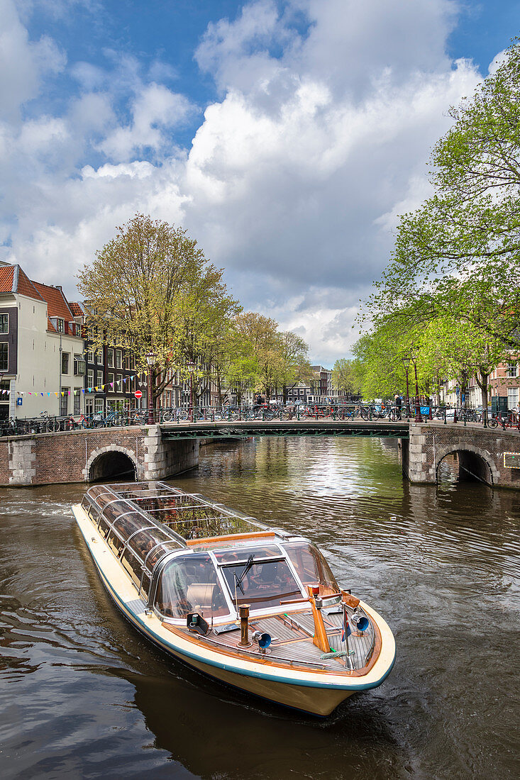 Boot auf der Brouwersgracht im Grachtengordel im historischen Zentrum von Amsterdam (Nordholland, Niederlande)