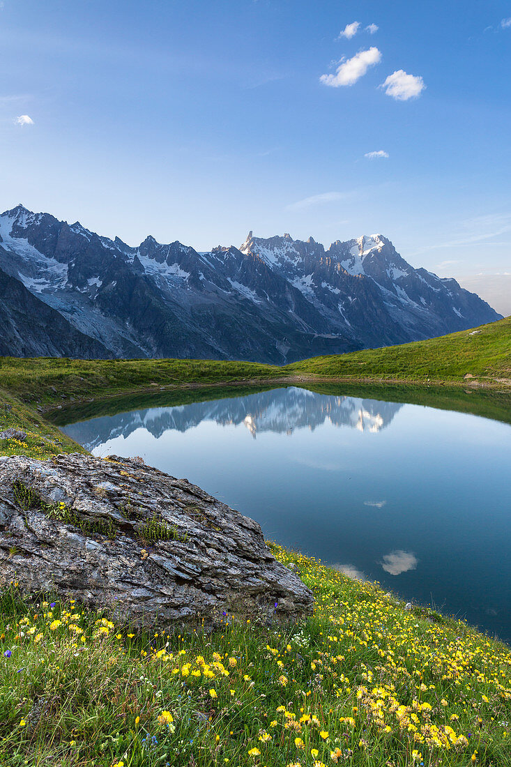 Das Mont-Blanc-Massiv spiegelt sich im Checrouit-See bei Sonnenuntergang während der Mont-Blanc-Wanderungen (Veny-Tal, Courmayeur, Provinz Aosta, Aostatal, Italien, Europa)