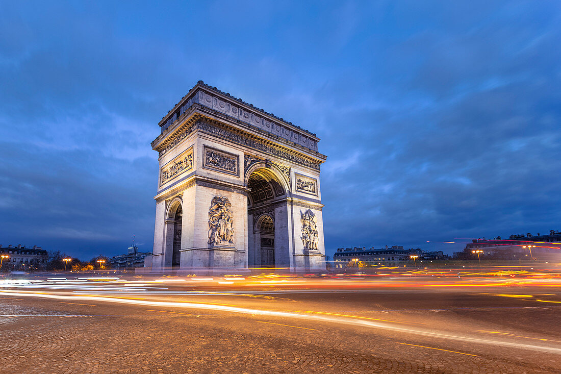 Place de L'Etoile, Arc de Triomphe bei Nacht und die Lichter der Autos (Champs-Elysées, Paris, Ile-de-France, Frankreich, Europa)