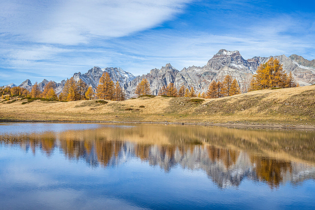 Bunte Bäume im Herbst spiegeln sich im Sangiatto-See und im Boccareccio-Gipfel im Hintergrund, im Naturpark Alpe Veglia und Alpe Devero, Baceno, Verbano Cusio Ossola, Piedimont, Italien, Europa