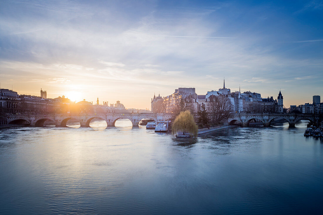 Pont Neuf bei Sonnenaufgang von Pont des Arts aus (Paris, Ile-de-la-Cité, Frankreich, Europa)