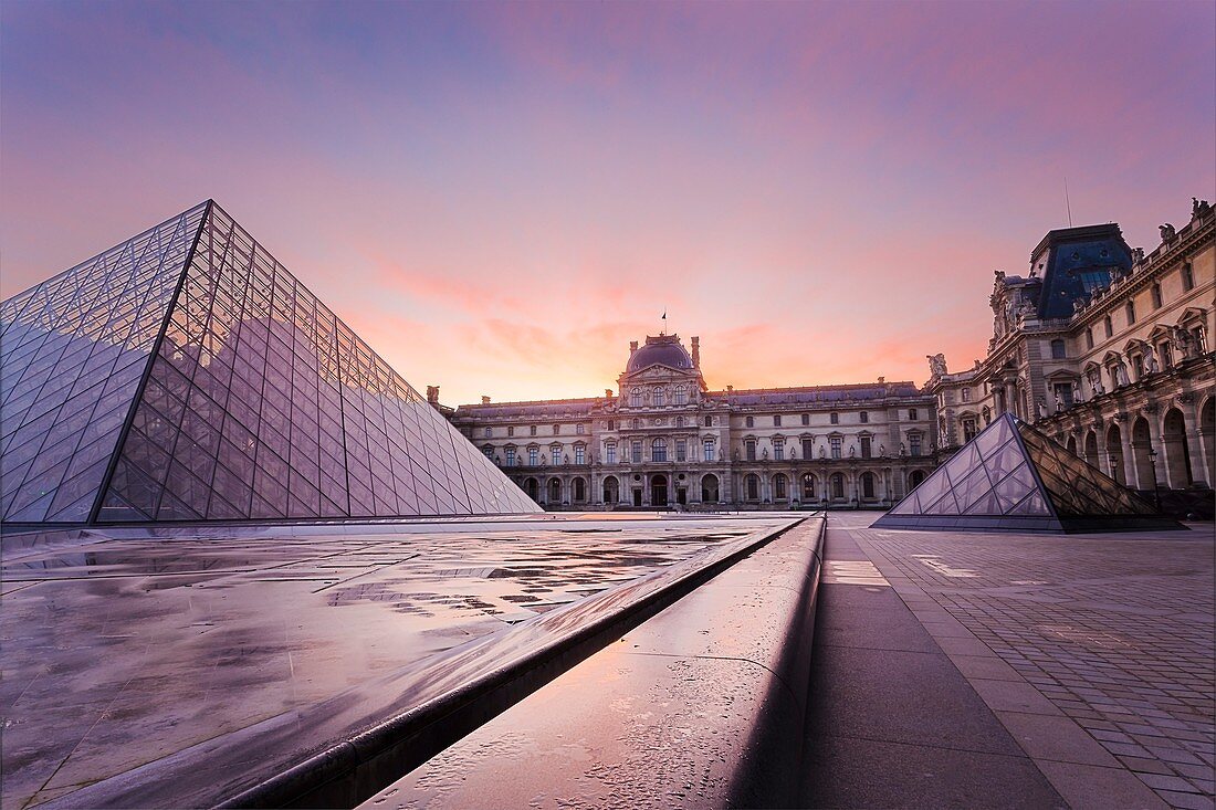 Louvre Museum und Pyramide bei Sonnenaufgang (Paris, Ile-de-France, Frankreich, Europa)