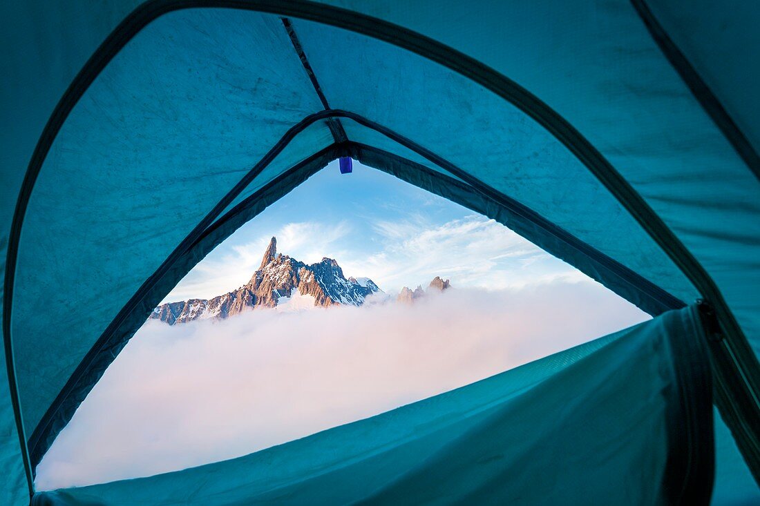 Blick auf Dent du Geant aus dem Zelt bei Sonnenuntergang, Pointe Helbronner (3462 m), Mont Blanc, Courmayeur, Aosta, Aostatal, Italien