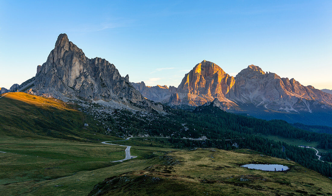 Italy, Veneto, Dolomites, Giau Pass, Gusela and Tofana at sunrise