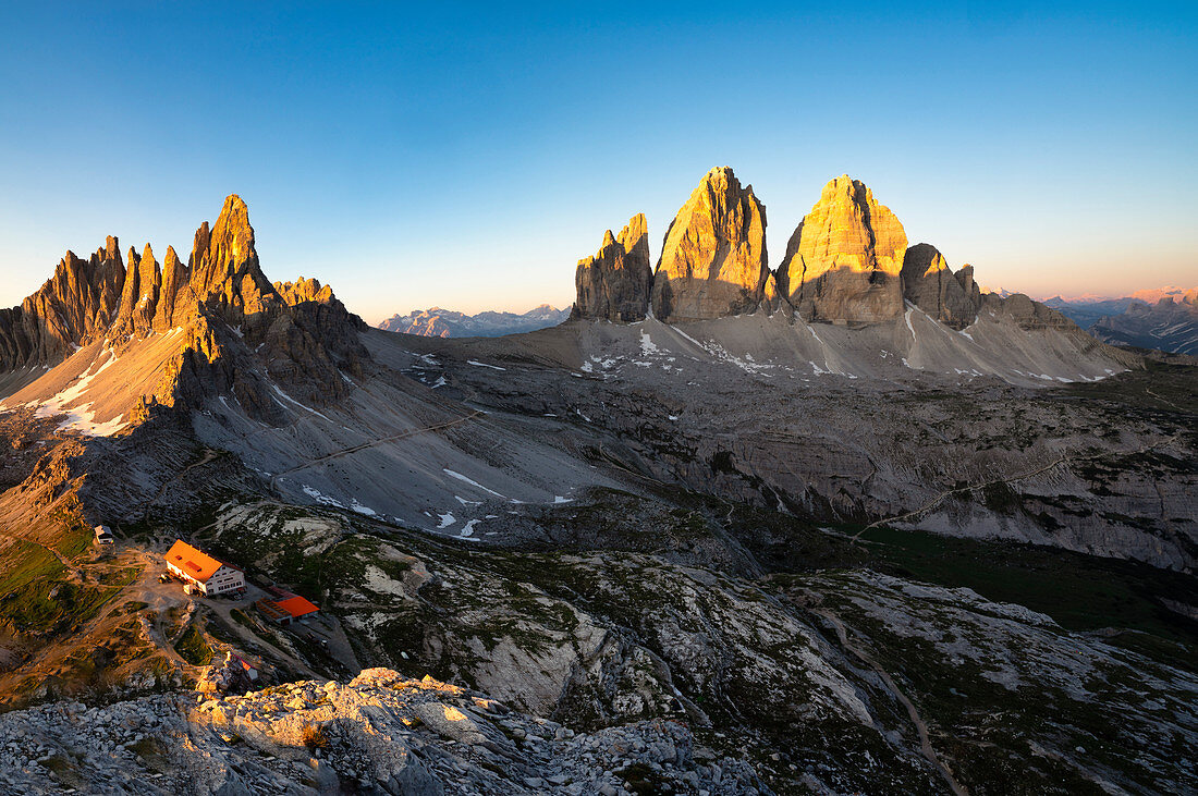 Italien, Südtirol, Dolomiten, Sextner Dolomiten, die Dreizinnen (Tre cime di Lavaredo), Paternkofel und Locatelli bei Sonnenaufgang