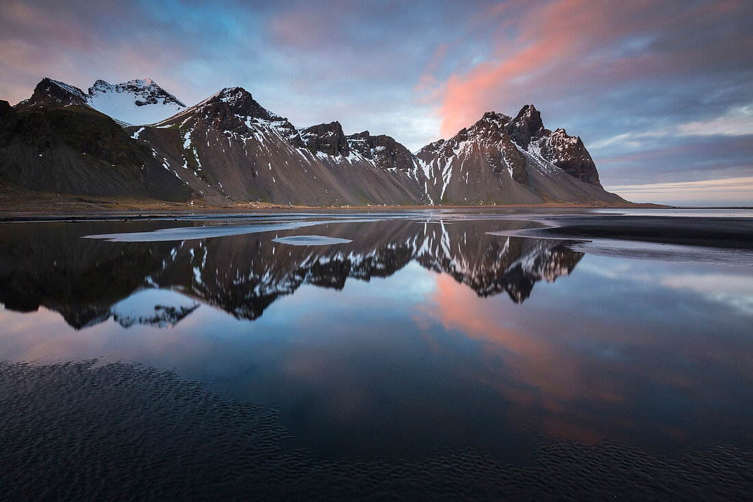 Reflexionen bei Vestrahorn, Halbinsel Stokksnes, Hofn, Austurland, Island , Nordeuropa