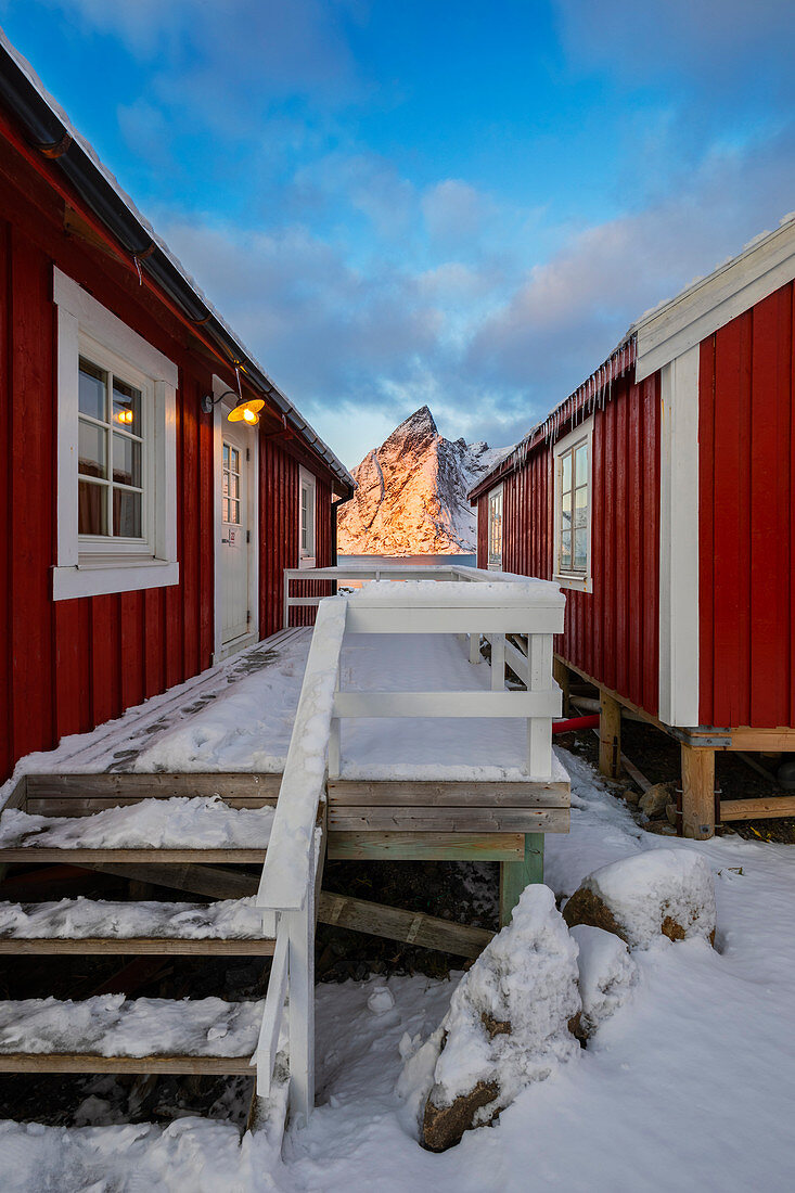 Blick auf Rorbuer bei Sonnenaufgang, Hamnoy, Moskenes, Moskenesøy, Nordland, Lofoten, Norwegen, Nordeuropa