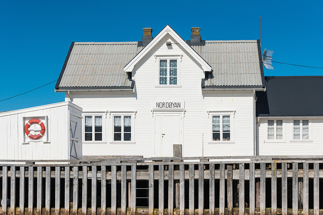 Kaufmannsladen auf der Insel Nordöyan, Fischerdorf, Folda, Namdalen, Tröndelag, Norwegen