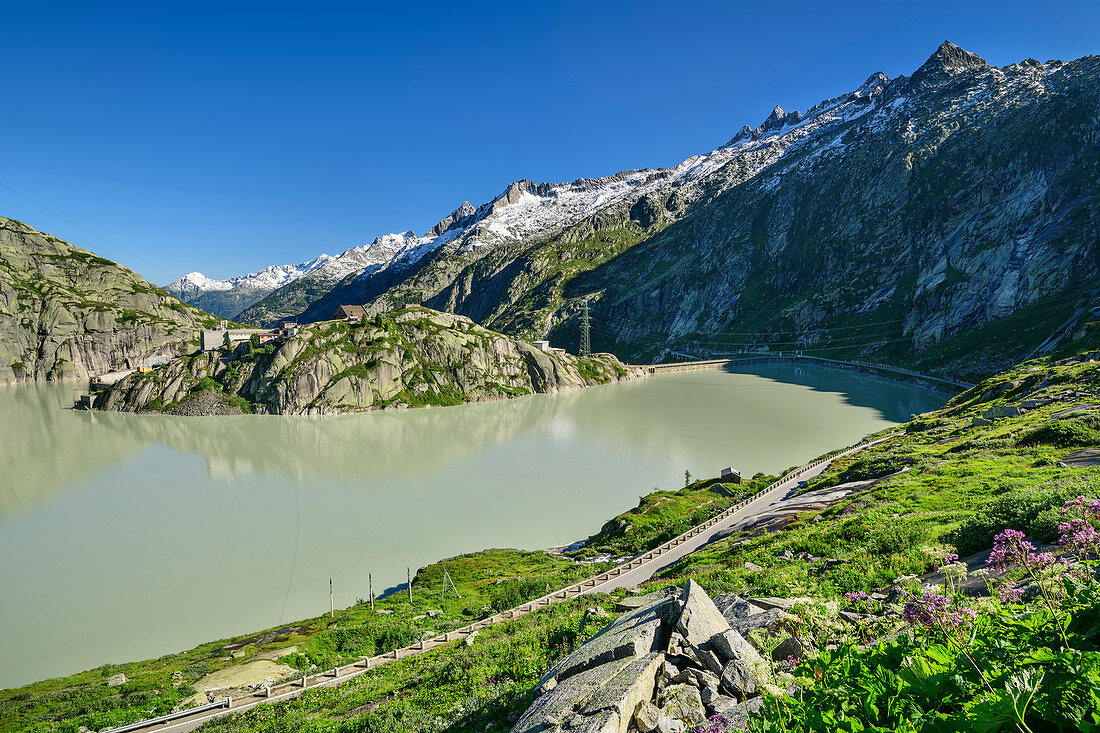 Blick auf Grimselsee, Grimselhospiz und Urner Alpen, von Grimselpass, UNESCO Weltnaturerbe Jungfrau-Aletsch, Berner Alpen, Schweiz