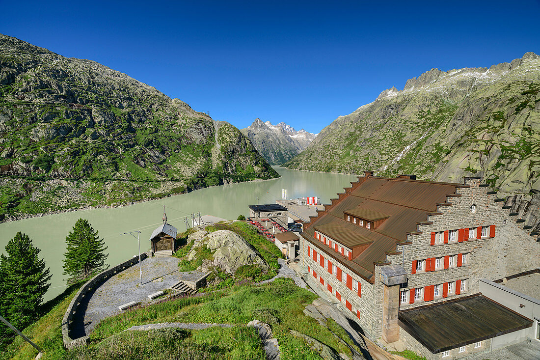 Grimselhospiz und Grimselsee, Berner Alpen im Hintergrund, UNESCO Weltnaturerbe Jungfrau-Aletsch, Berner Alpen, Schweiz