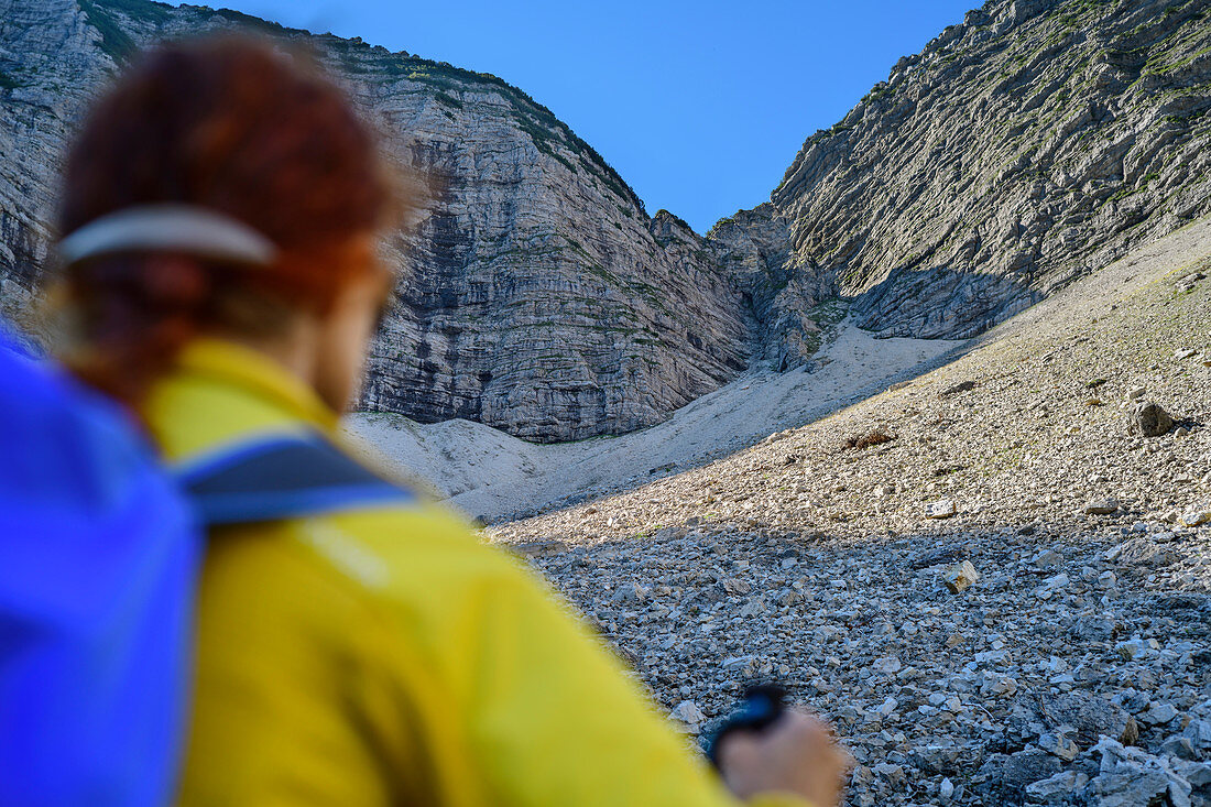 Frau beim Wandern unscharf im Vordergrund blickt auf Schuttkar, Sonntagshorn, Chiemgauer Alpen, Chiemgau, Oberbayern, Bayern, Deutschland