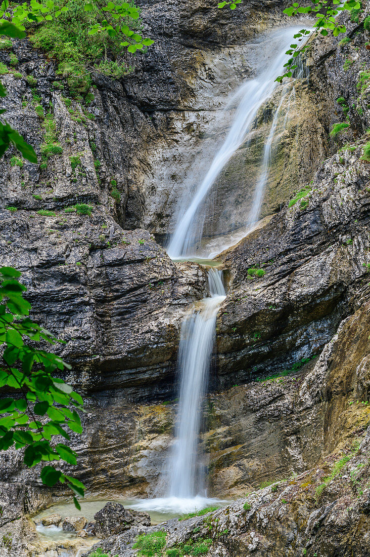 Wasserfall fließt in mehreren Stufen über Felswand, Sonntagshorn, Chiemgauer Alpen, Chiemgau, Oberbayern, Bayern, Deutschland