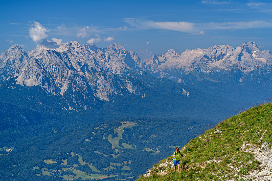 Frau beim Wandern steigt zur Soiernspitze auf, Wetterstein im Hintergrund, Soiernspitze, Karwendel, Oberbayern, Bayern, Deutschland