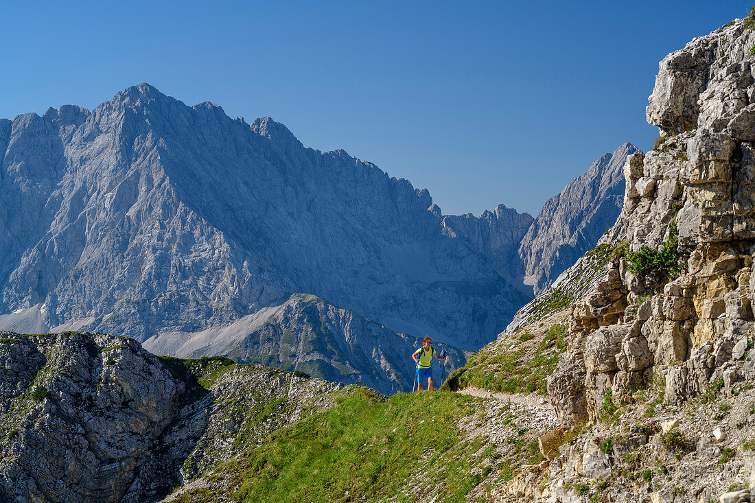 Frau beim Wandern steigt zur Schöttelkarspitze auf, Wörner im Hintergrund, Karwendel, Oberbayern, Bayern, Deutschland