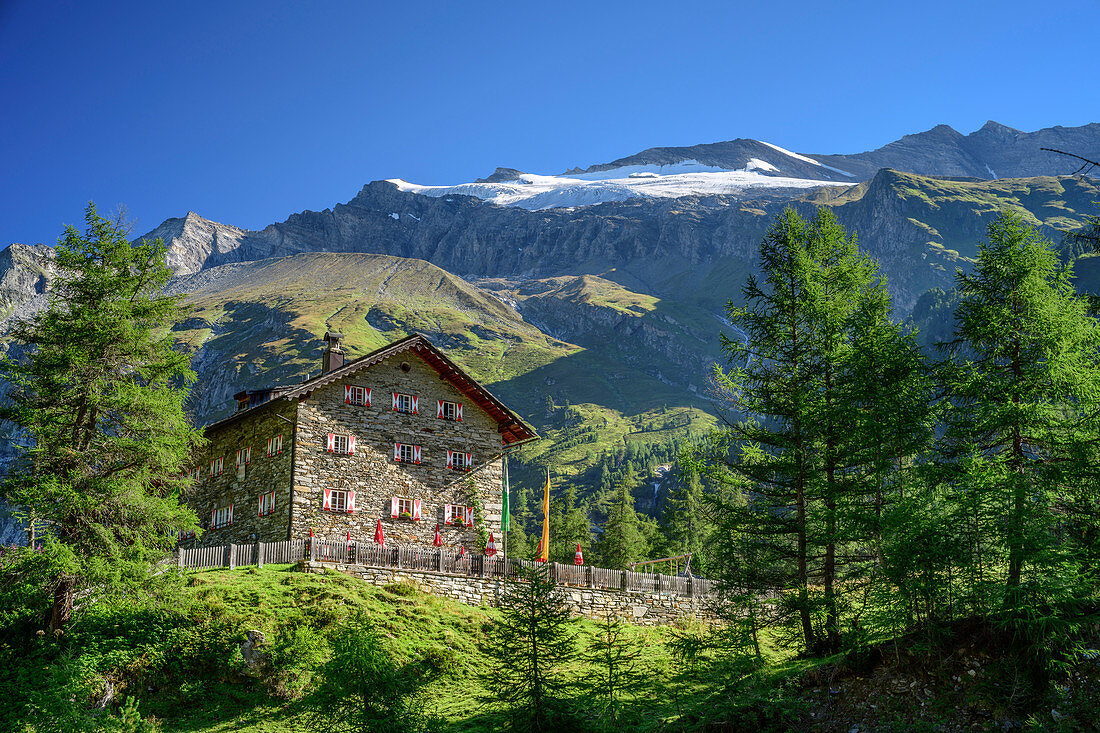 Kalser Tauernhaus mit Schneewinkelkopf im Hintergrund, Glocknergruppe, Nationalpark Hohe Tauern, Osttirol, Österreich