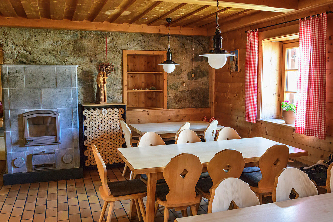 Gastraum der Neuen Prager Hütte, Neue Prager Hütte, Venedigergruppe, Nationalpark Hohe Tauern, Osttirol, Österreich