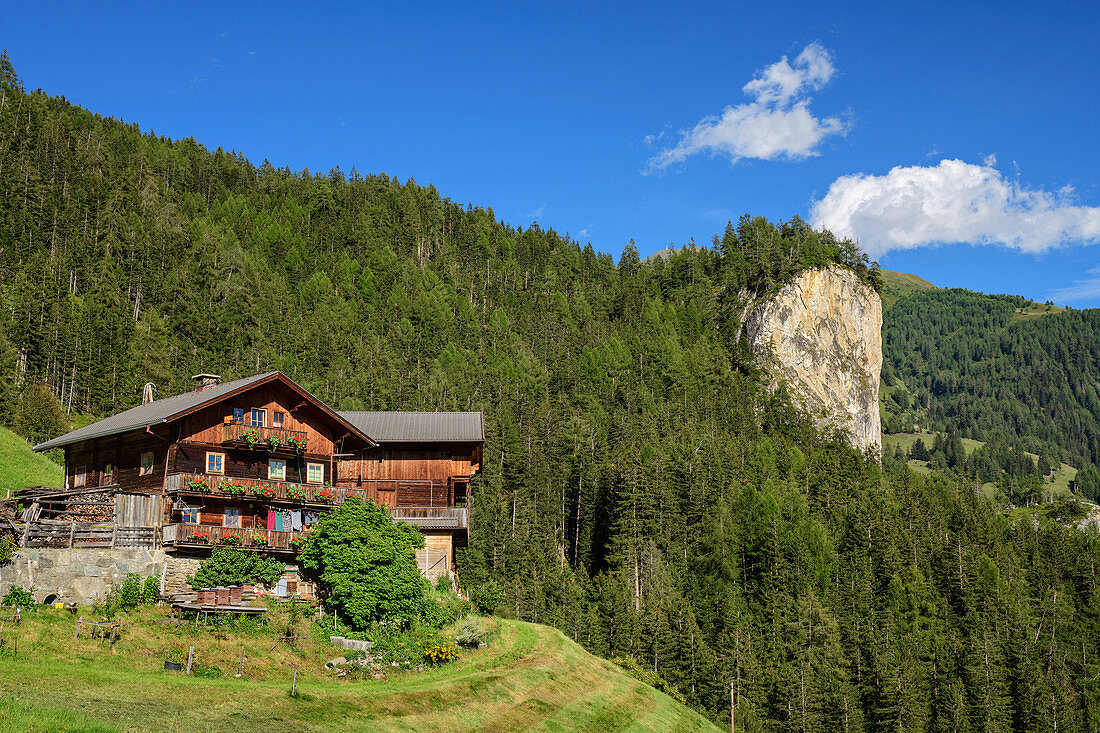 Bergbauernhof mit Falkenwand, Granatspitzgruppe, Hohe Tauern, Nationalpark Hohe Tauern, Osttirol, Österreich