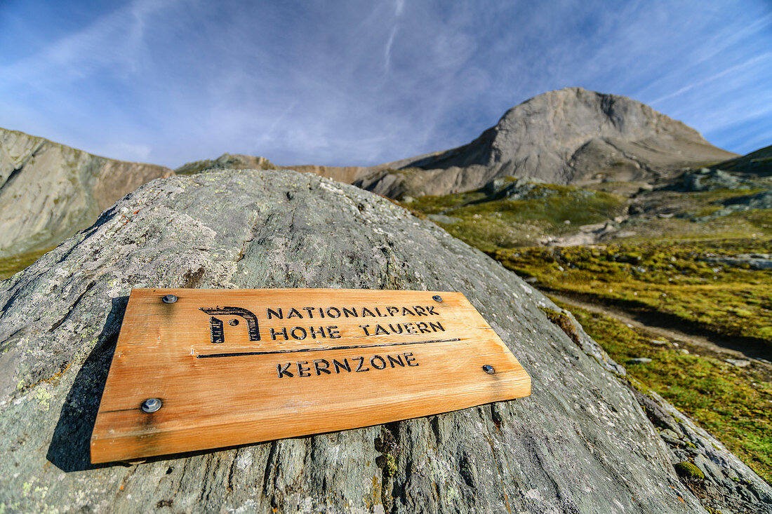 Schild Nationalpark, Berge im Hintergrund, Granatspitzgruppe, Hohe Tauern, Nationalpark Hohe Tauern, Osttirol, Österreich