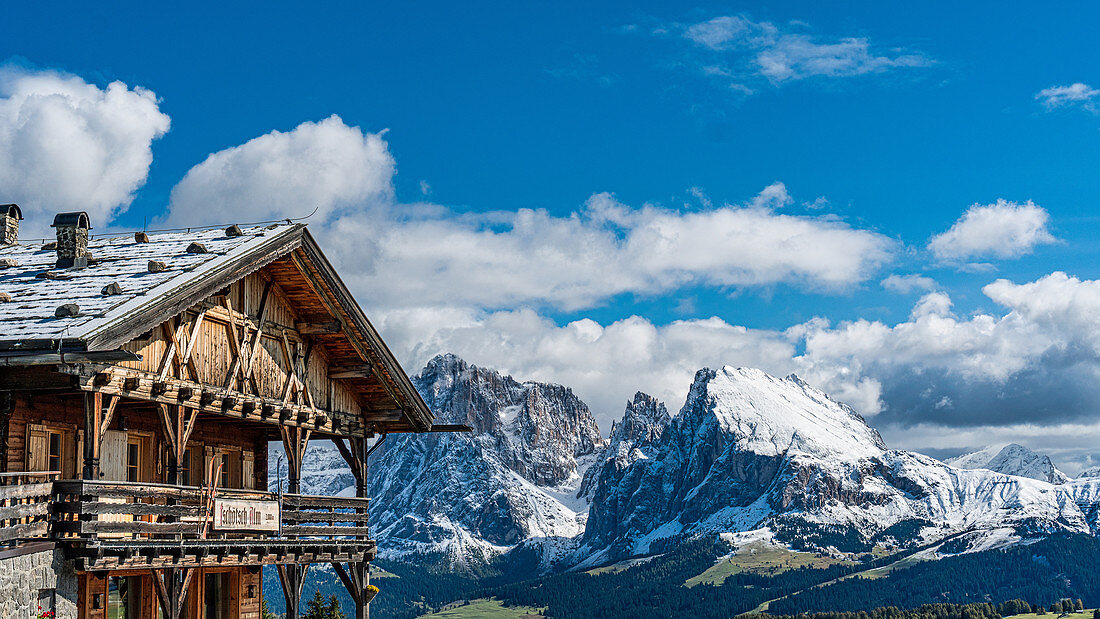 Jausenhütte on Puflatsch with a view of Langkofel and Plattkofel on the Alpe di Siusi in South Tyrol, Italy
