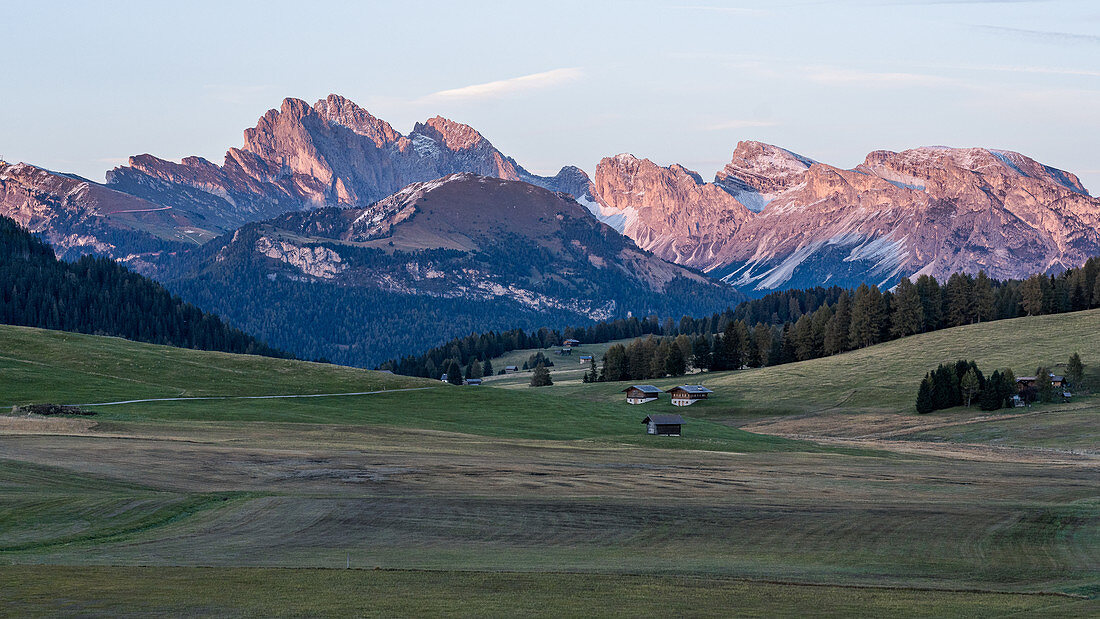 Sonnenuntergang auf der Seiser Alm in Südtirol mit Blick auf die umliegende Berglandschaft, Italien