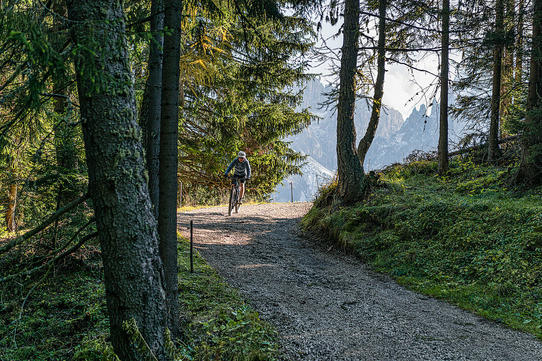 Radfahrer auf der Seiser Alm in Südtirol, Italien